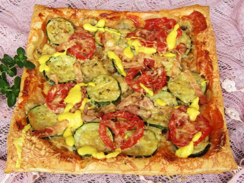 Pizza z cukinią i pomidorem na cieście francuskim Pizza z cukinią i pomidorem na cieście francuskim