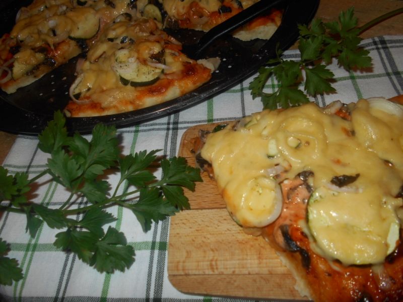 Pizza z cukinią i szalotką