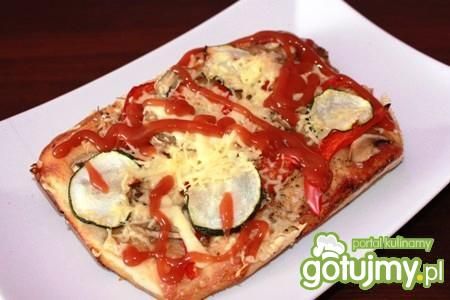 Pizza z cukinią papryką i pieczarkami