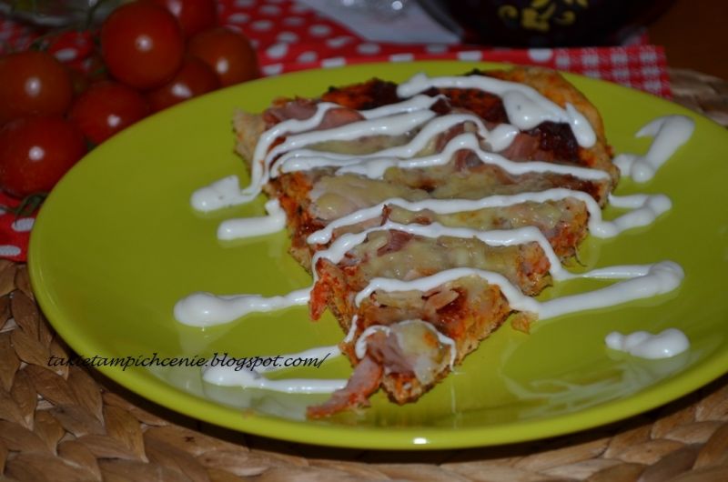 Pizza z czarnuszką szalotką i szynką 