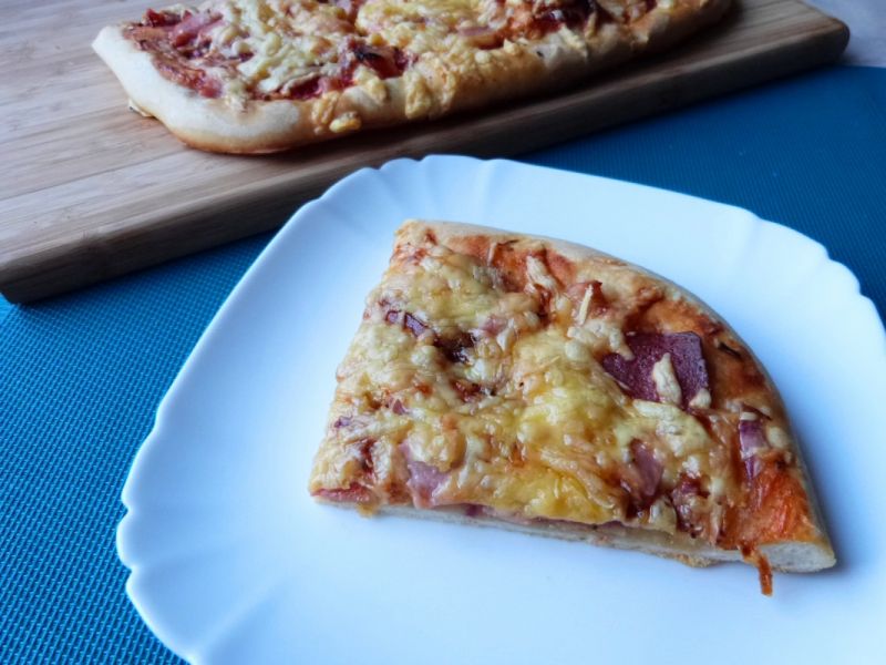 Pizza z czosnkiem i salami Pizza z czosnkiem i salami