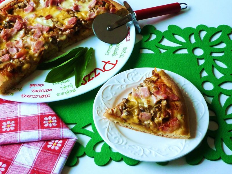 Pizza z czosnkiem niedźwiedzim Pizza z czosnkiem niedźwiedzim