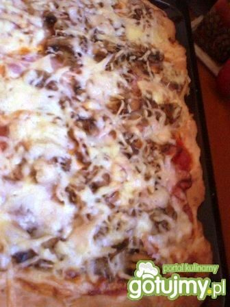 Pizza z dodatkiem boczku i pieczarek Pizza z dodatkiem boczku i pieczarek
