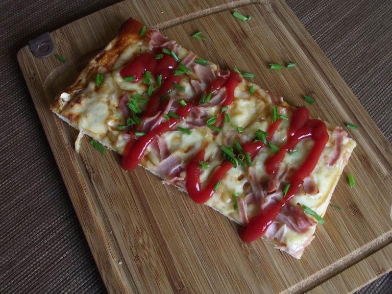 Pizza z dodatkiem wędzonego sera Pizza z dodatkiem wędzonego sera