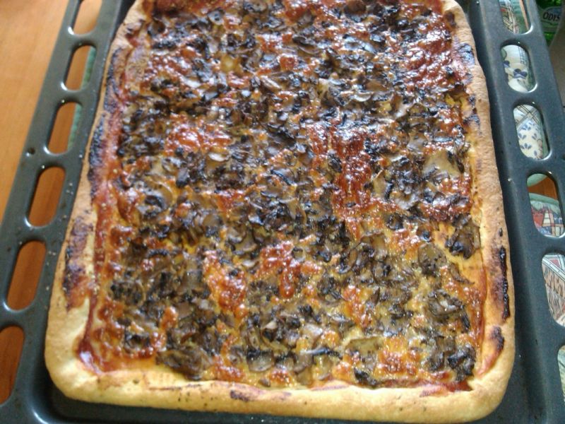 Pizza z duszonymi pieczarkami i mozzarellą