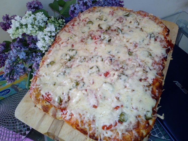 Pizza z dwiema warstwami sera Pizza z dwiema warstwami sera