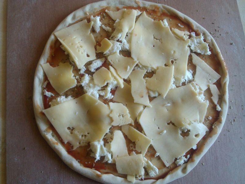 Pizza z dwoma serami i zywiecką na kamieniu