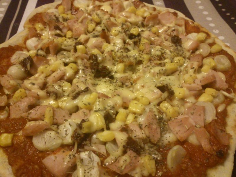 Pizza z dymką, szynką i kukurydzą  Pizza z dymką, szynką i kukurydzą