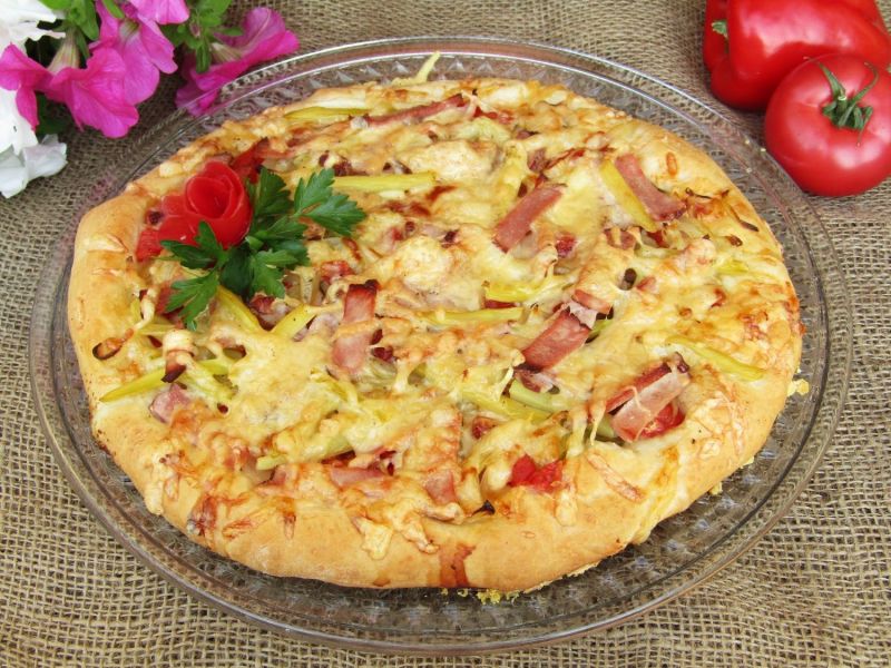 Pizza z fasolką, szynką i ogórkiem