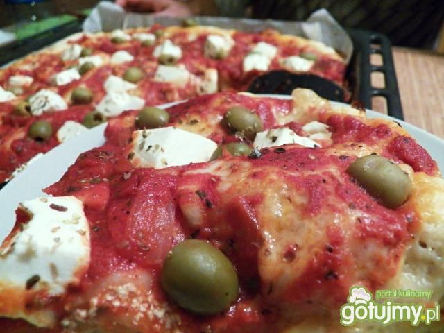Pizza z fetą i oliwkami Pizza z fetą i oliwkami