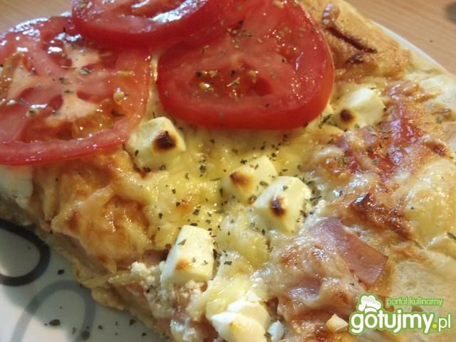 Pizza z fetą i pomidorem Pizza z fetą i pomidorem