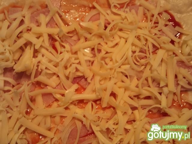 Pizza z fetą i pomidorem