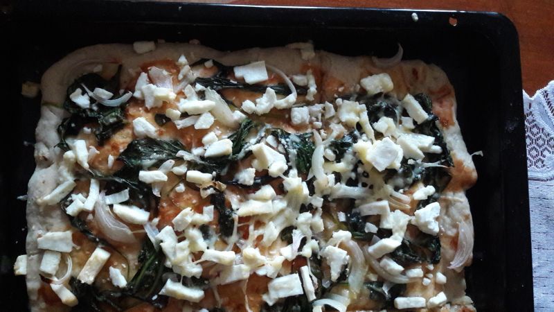 Pizza z fetą i szpinakiem