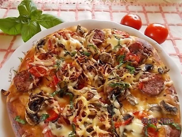 Pizza z fetą , pomidorami i bazylią Pizza z fetą , pomidorami i bazylią
