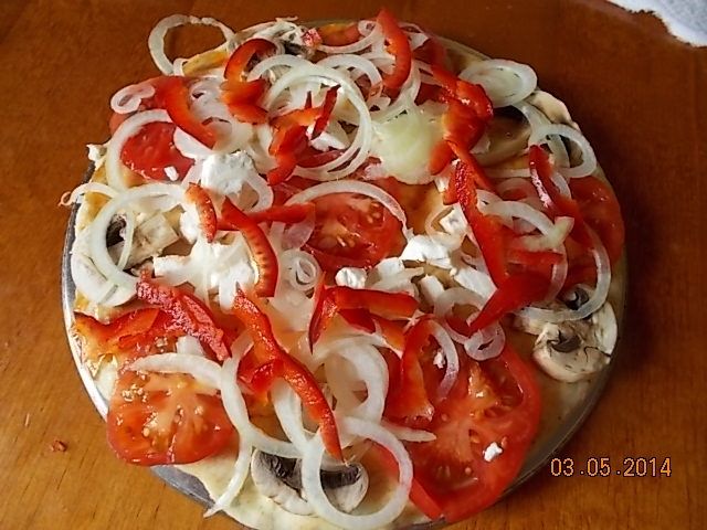 Pizza z fetą , pomidorami i bazylią