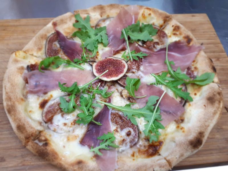 Pizza z figami, gorgonzolą i szynką parmeńską 