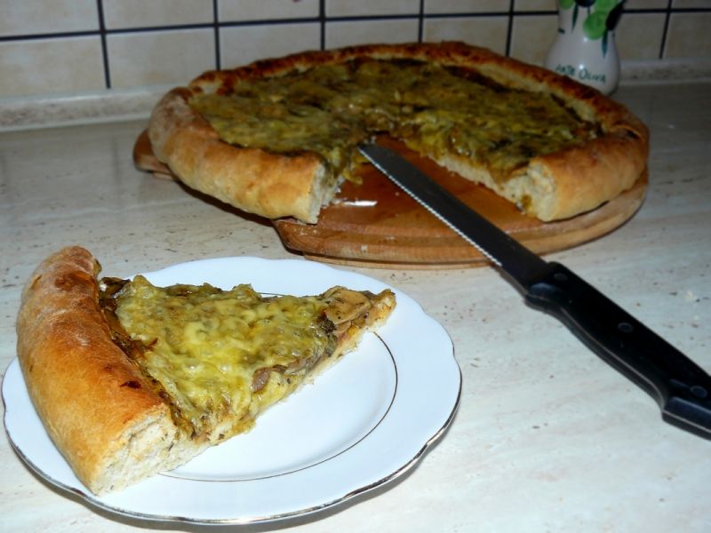 Pizza z gęstym sosem pieczarkowym