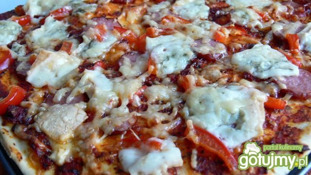 Pizza z gorgonzolą i kiełbasą  Pizza z gorgonzolą i kiełbasą