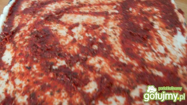 Pizza z gorgonzolą i kiełbasą 