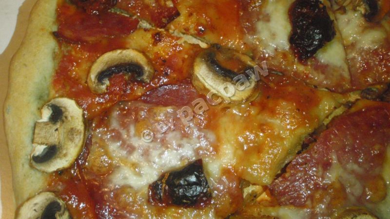 Pizza z grand salami i suszonymi pomidor Pizza z grand salami i suszonymi pomidor