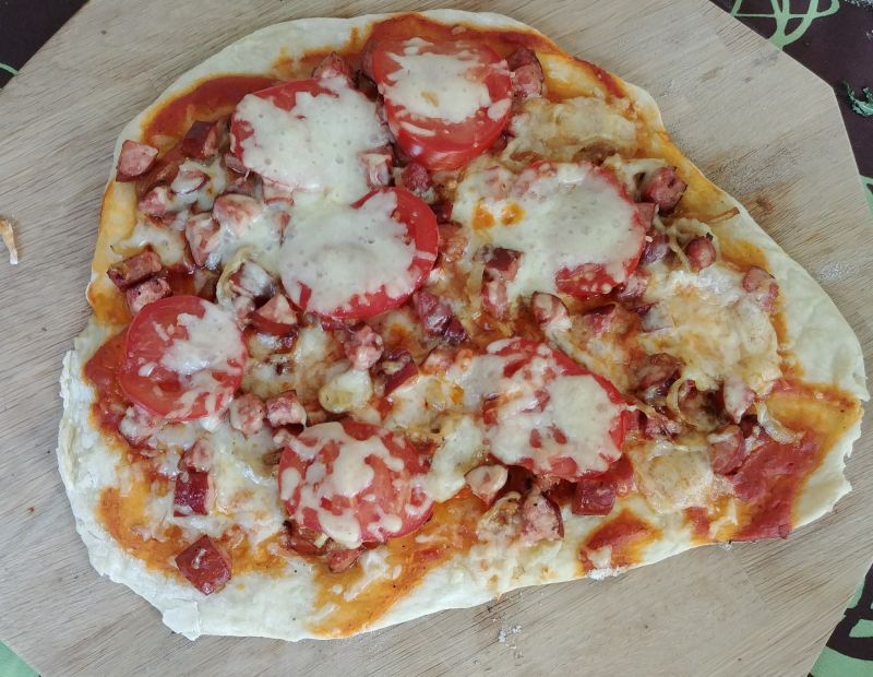 Pizza z grilla z kiełbaską i pomidorem Pizza z grilla z kiełbaską i pomidorem