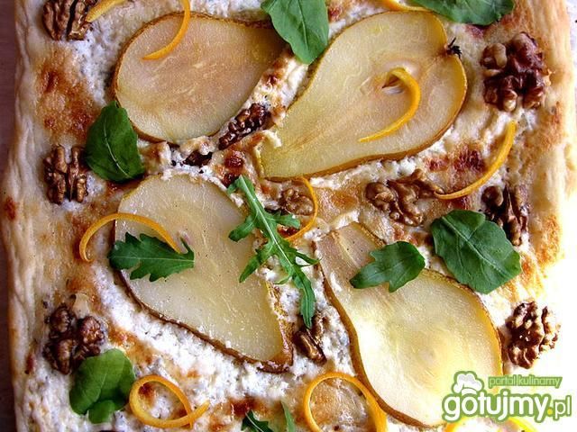 Pizza z gruszką, gorgonzolą i orzechami Pizza z gruszką, gorgonzolą i orzechami