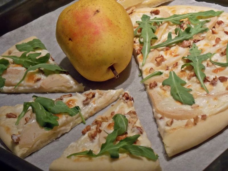 Pizza z gruszką i kozim serem Pizza z gruszką i kozim serem