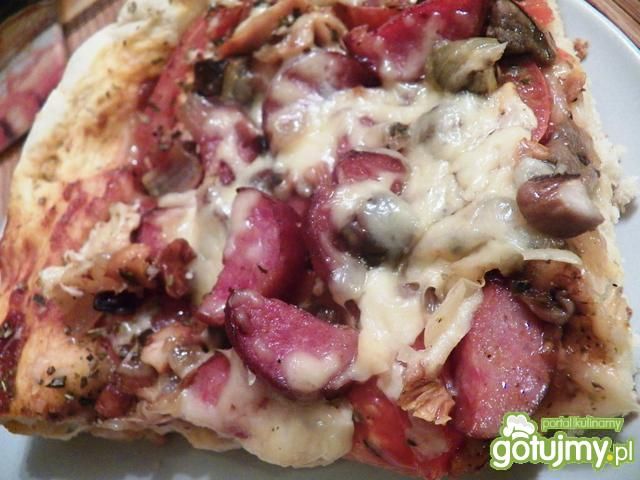 Pizza z grzybami i ketchupem z cukinii