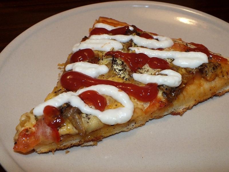 Pizza z grzybami leśnymi i cukinią