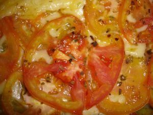 Pizza z jajami, jarzynami i żółtym serem