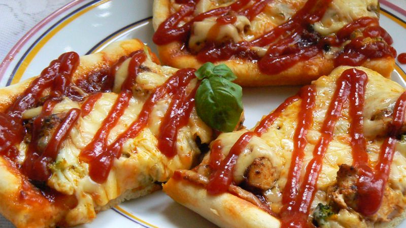 Pizza z jajkiem i kurczakiem