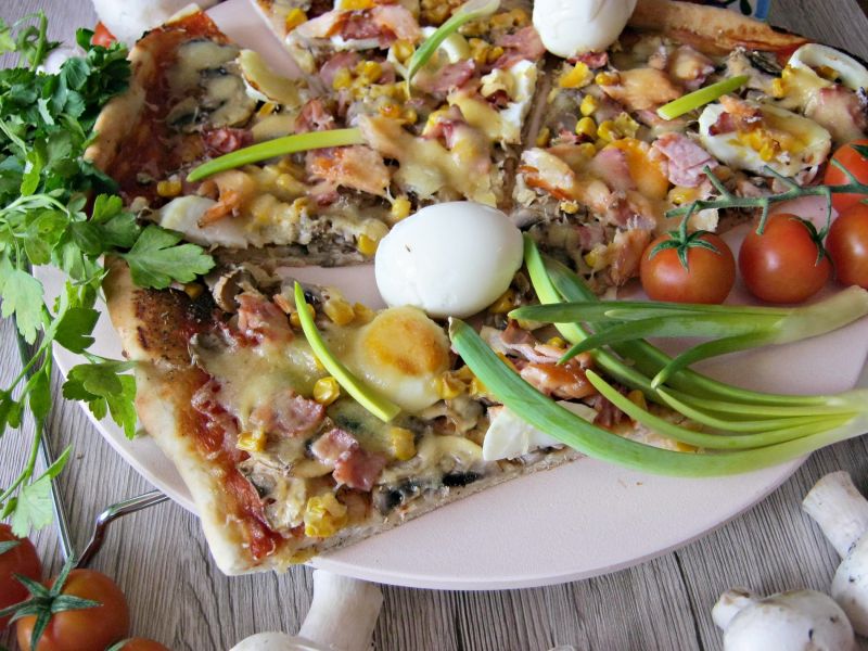 Pizza z jajkiem i łososiem  Pizza z jajkiem i łososiem