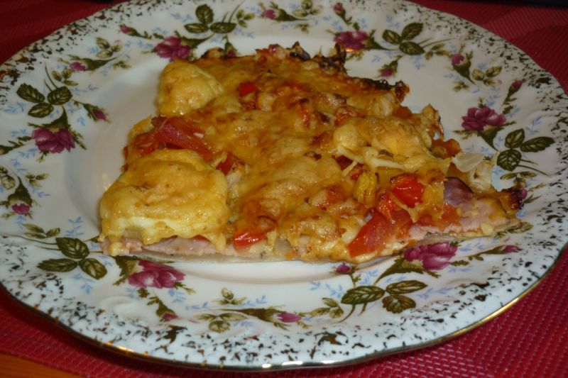 Pizza z jajkiem, szynką, papryką i pomidorem