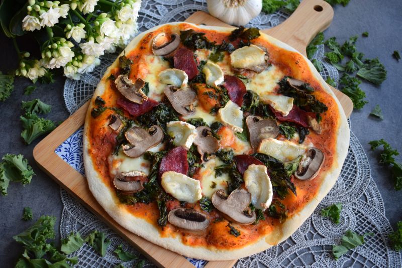 Pizza z jarmużem, kozim serem i salami Pizza z jarmużem, kozim serem i salami