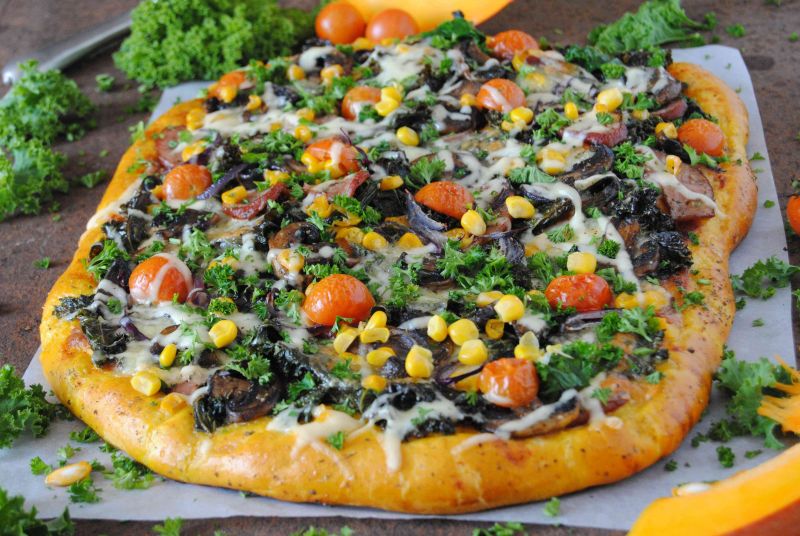 Pizza z jarmużem na dyniowym spodzie  Pizza z jarmużem na dyniowym spodzie