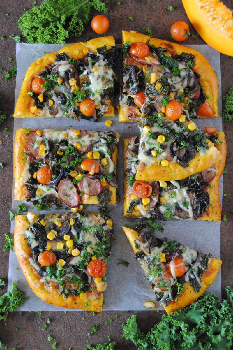 Pizza z jarmużem na dyniowym spodzie  Pizza z jarmużem na dyniowym spodzie