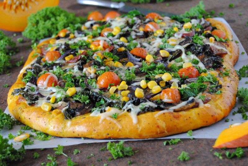 Pizza z jarmużem na dyniowym spodzie  Pizza z jarmużem na dyniowym spodzie