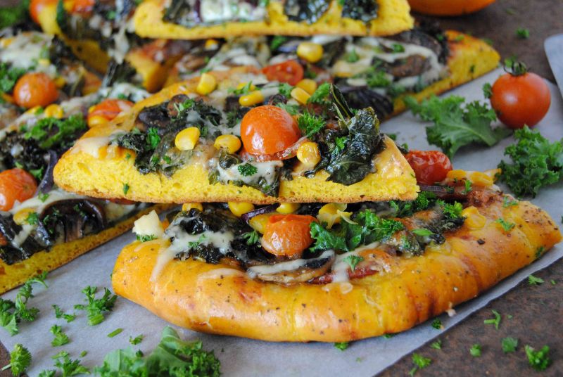 Pizza z jarmużem na dyniowym spodzie  Pizza z jarmużem na dyniowym spodzie