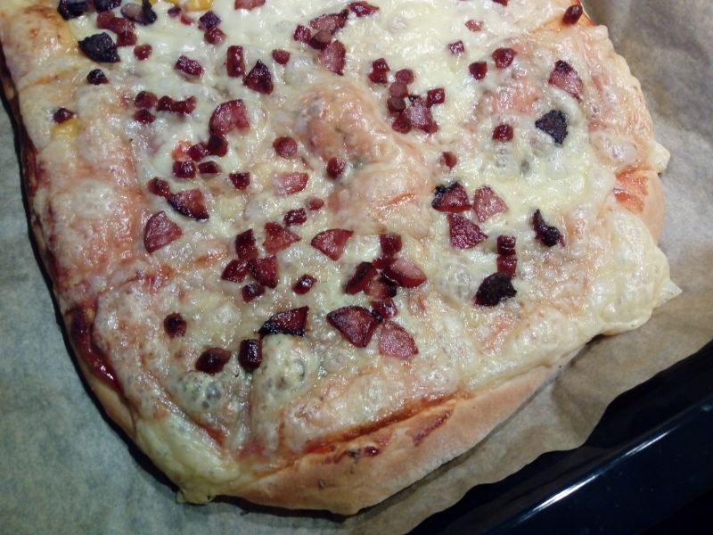 Pizza z kabanosami i smażoną kiełbasą Pizza z kabanosami i smażoną kiełbasą