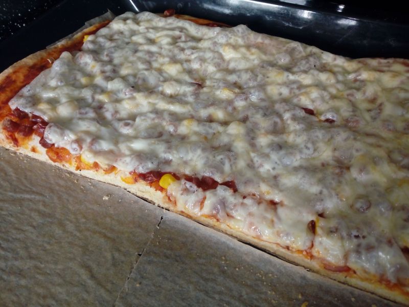 Pizza z kabanosami, kukurydzą i cebulą Pizza z kabanosami, kukurydzą i cebulą