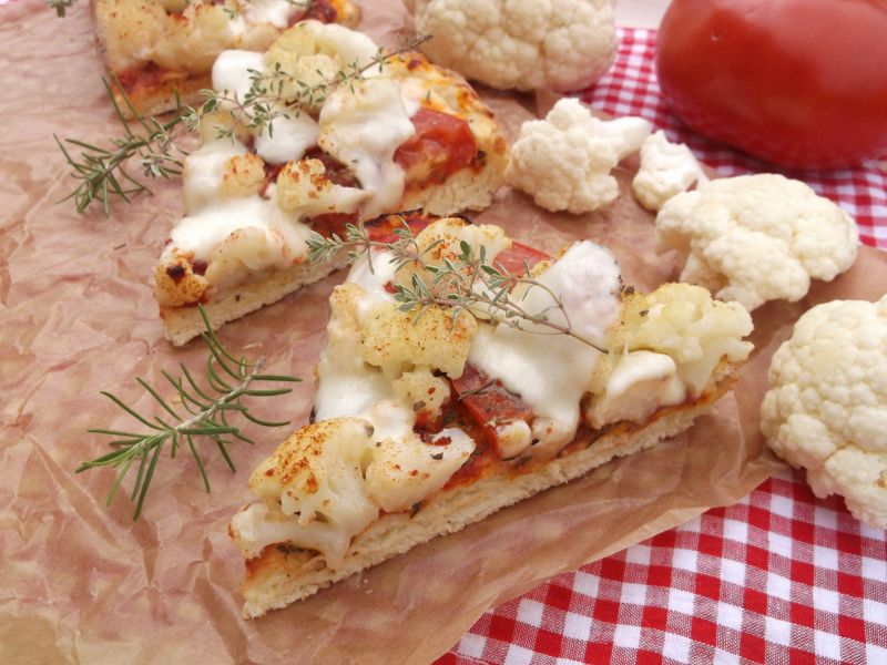 Pizza z kalafiorem, pomidorem i mozzarellą