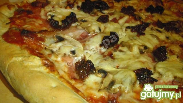 Pizza z kaparami, boczkiem i ogonówką