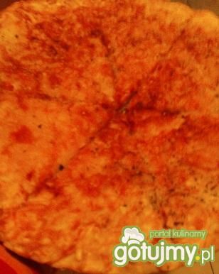 Pizza z ketchupem i żółtym serem