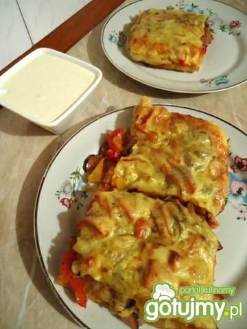 Pizza z kiełbasą, cebulą i papryką