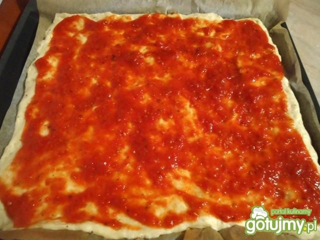 Pizza z kiełbasą, cebulą i papryką