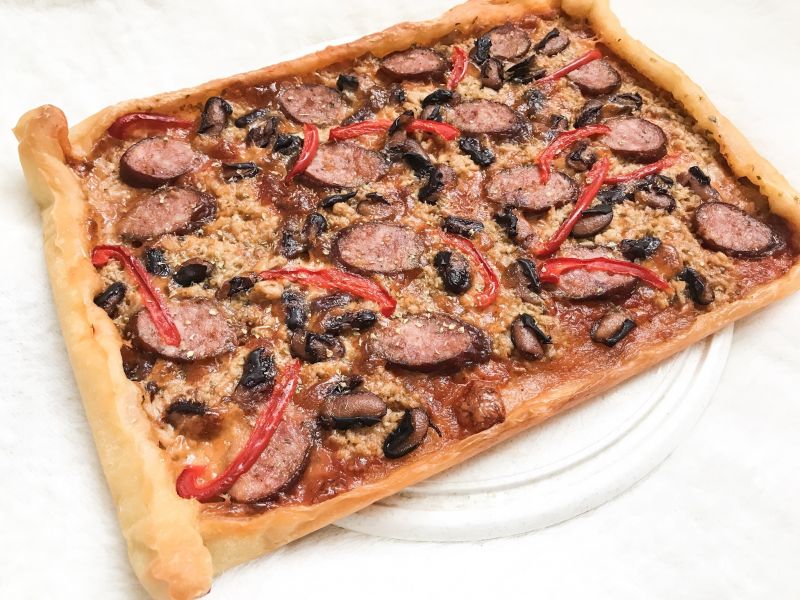 Pizza z kiełbasą, fasolą, tuńczykiem i papryką  Pizza z kiełbasą, fasolą, tuńczykiem i papryką
