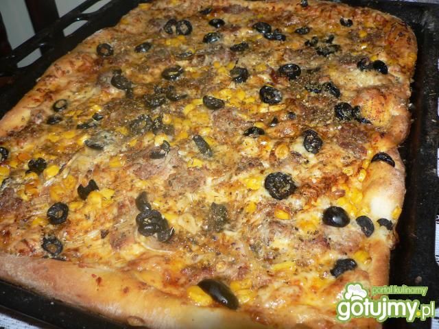 Pizza z kiełbasą i kukurydzą  Pizza z kiełbasą i kukurydzą