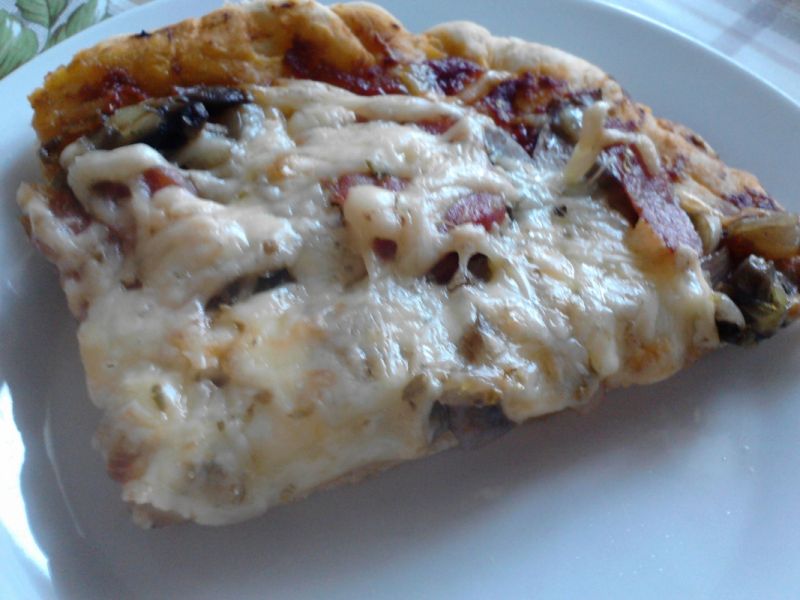 Pizza z kiełbasą i pieczarkami Pizza z kiełbasą i pieczarkami