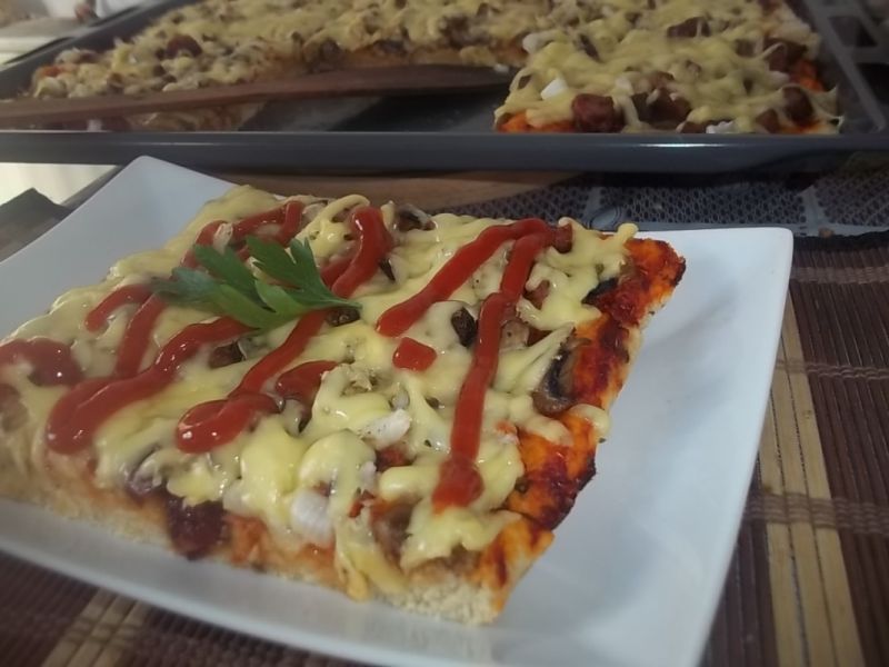 Pizza z kiełbasą i pieczarkami