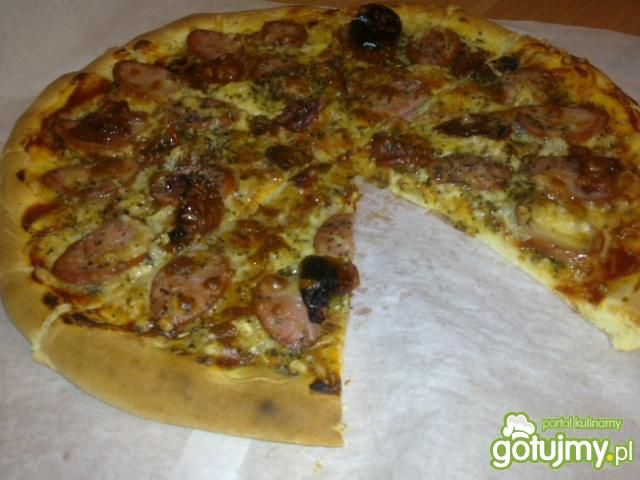 Pizza z Kiełbasą i Suszonymi Pomidorami  Pizza z Kiełbasą i Suszonymi Pomidorami